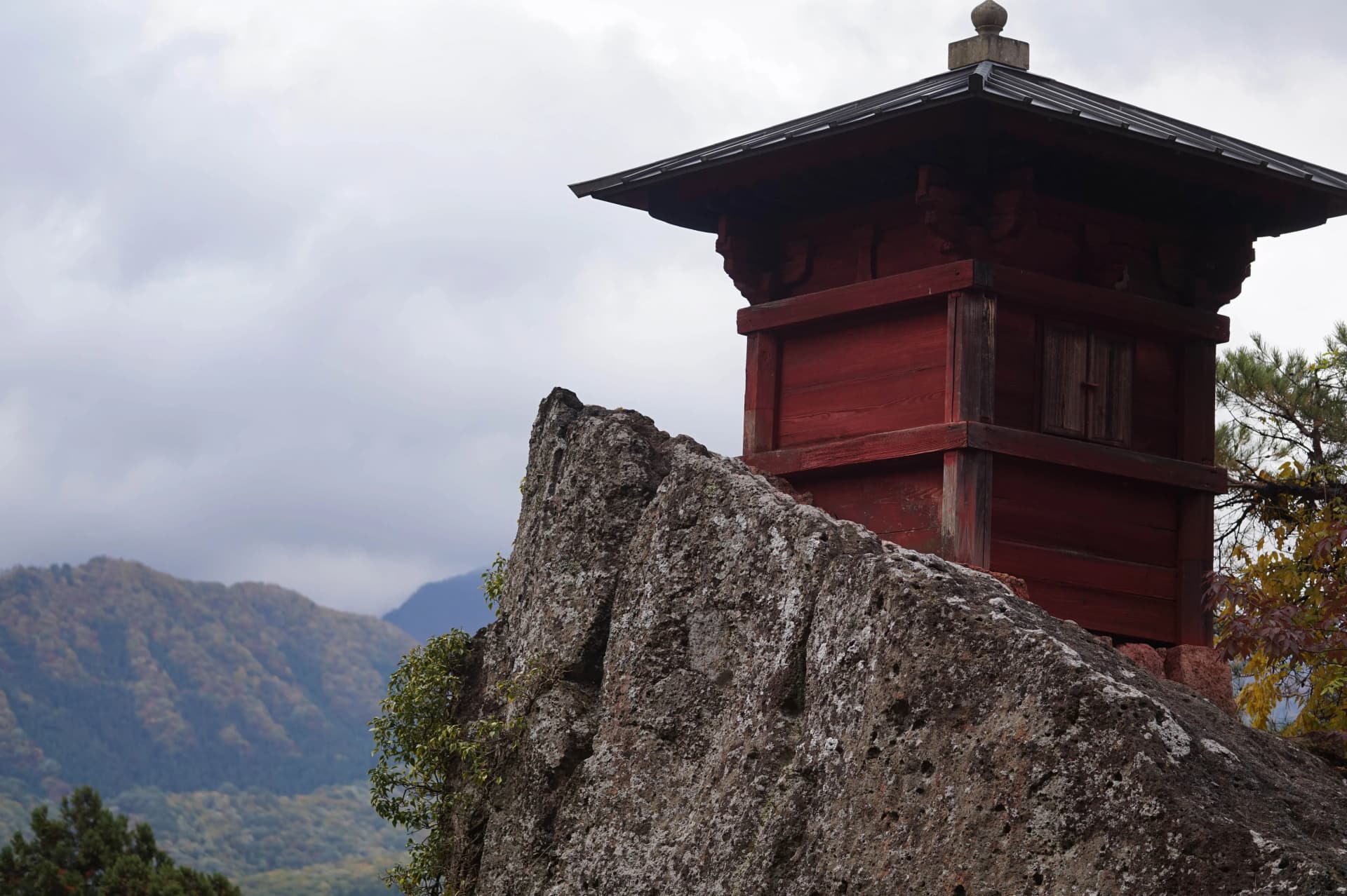 The Global Popularity of Japanese Creative Writing: From Haiku to Manga